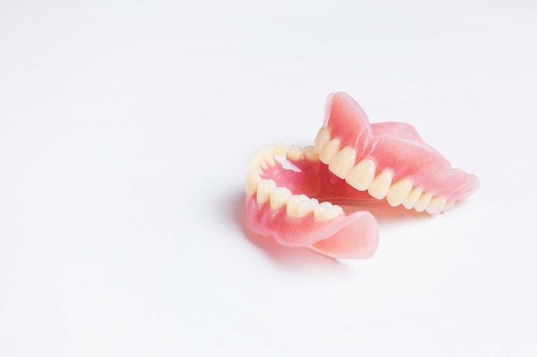 入れ歯における保険と自由診療の違い
